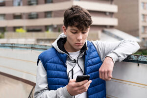 a teens social media use starts to impact his mental health